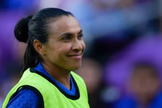 Marta observa durante a partida de futebol amistoso contra o Japão
