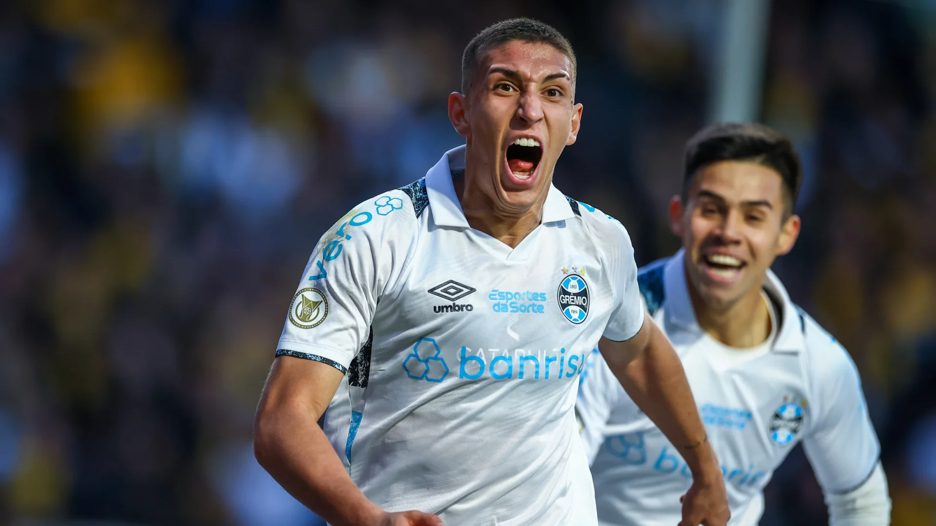 Grêmio faz no final para vencer o Criciúma e respirar no Brasileirão