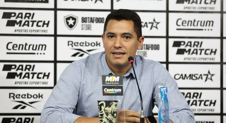 Novo diretor de futebol do Botafogo elogia o clube após apresentação: “Mentalidade vencedora”