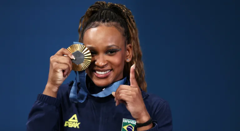 Milton Neves admite emoção com ouro de Rebeca Andrade nas Olimpíadas: “Difícil não conter as lágrimas”