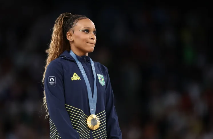 Flamengo homenageia Rebeca Andrade pelo ouro nas Olimpíadas; confira