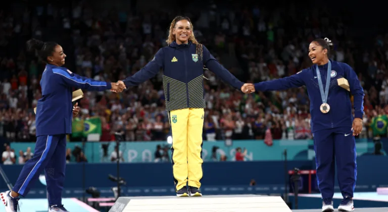 Rebeca Andrade encerra participação nas Olimpíadas com um ouro e mais três medalhas