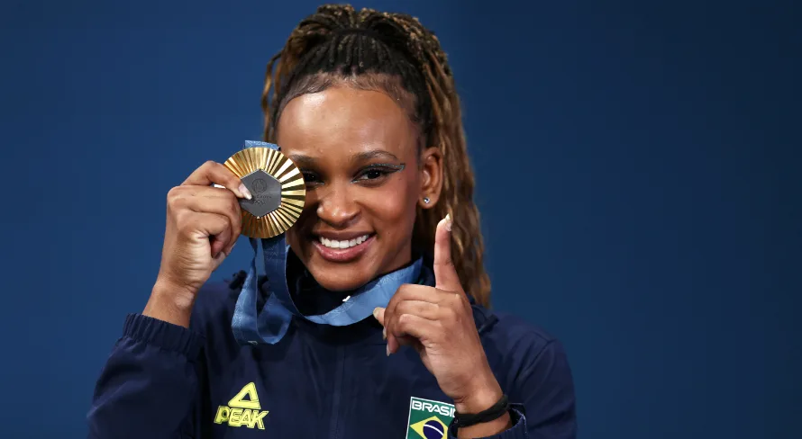 Milton Neves admite emoção com ouro de Rebeca Andrade nas Olimpíadas: “Difícil não conter as lágrimas”