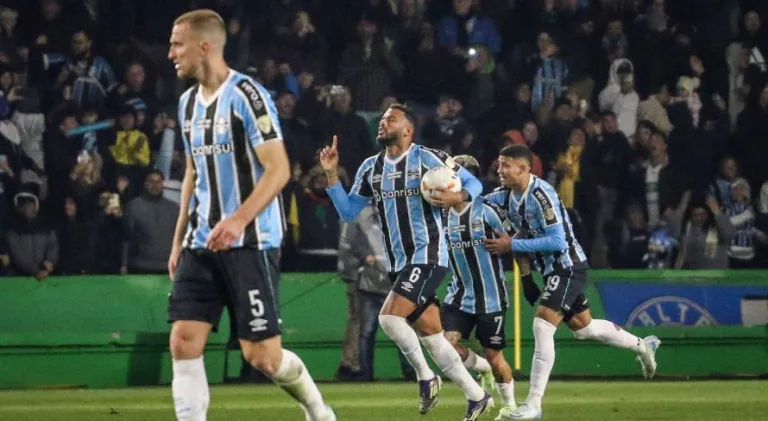 Grêmio vence o Fluminense de virada na Libertadores com dois gols de Reinaldo