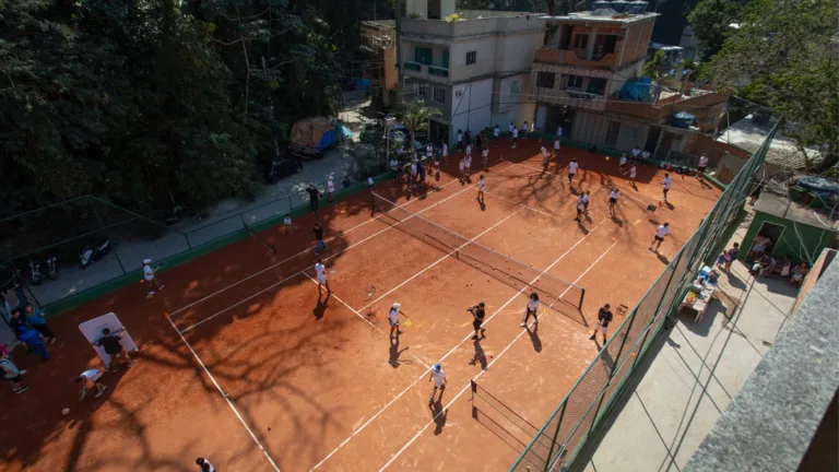 Rio Open faz ação solidária e entrega reforma de quadra na Rocinha
