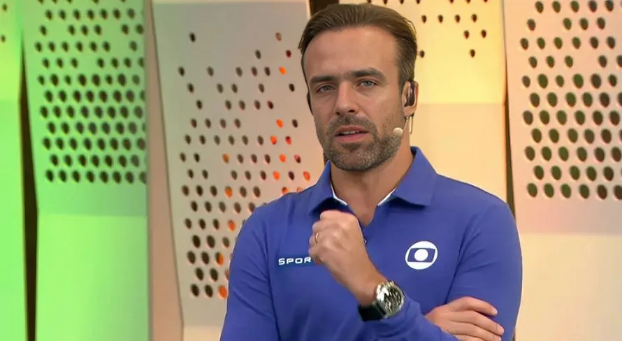 Roger Flores não alivia para camisa 10 badalado do Brasileirão: “Jogando nada”