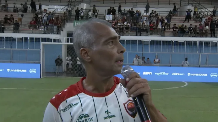 Romário faz golaço no showbol e lance viraliza; confira Romário faz golaço no showbol e lance viraliza; confira