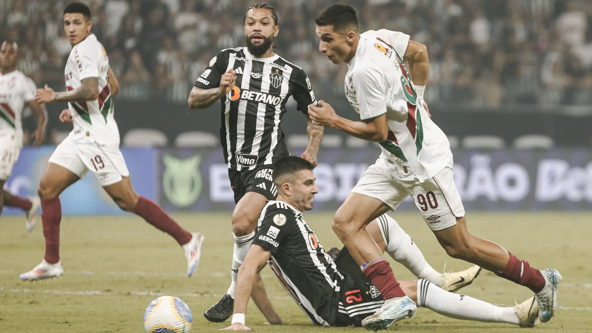 Fluminense bate Atlético-MG no Brasileirão com direito a golaço de Serna e dorme fora do Z-4