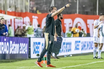Vitória demite técnico Thiago Carpini e presidente Fábio Mota cita Flamengo e Palmeiras: “Só erra quem contrata muito”
