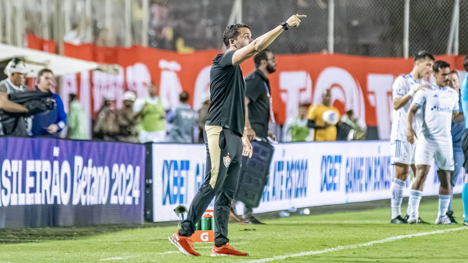 Vitória demite técnico Thiago Carpini e presidente Fábio Mota cita Flamengo e Palmeiras: “Só erra quem contrata muito”