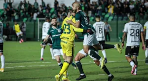 Tadeu iguala o goleiro Rogério Ceni, que há 25 anos marcava dois gols pelo SPFC em uma só partida