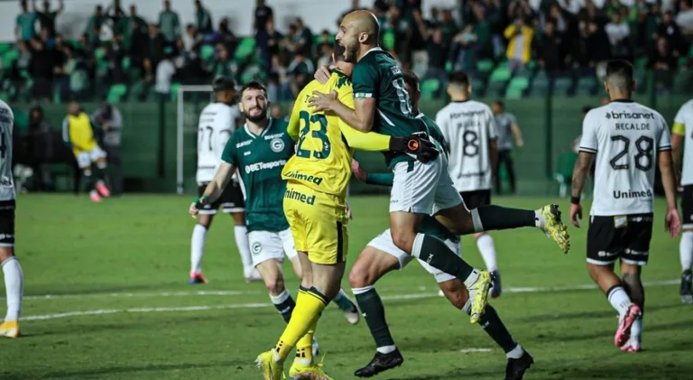 Tadeu iguala o goleiro Rogério Ceni, que há 25 anos marcava dois gols pelo SPFC em uma só partida