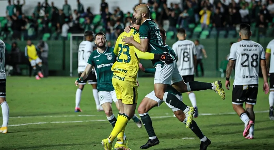 Tadeu iguala o goleiro Rogério Ceni, que há 25 anos marcava dois gols pelo SPFC em uma só partida