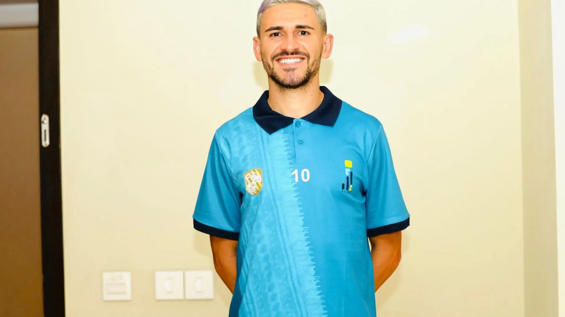 Atacante brasileiro chega a clube da Arábia Saudita com missão de buscar acesso