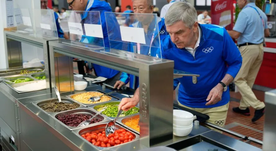 Olimpíadas: Falta de carnes e ovos, vermes e mais: as polêmicas da alimentação dos atletas no evento