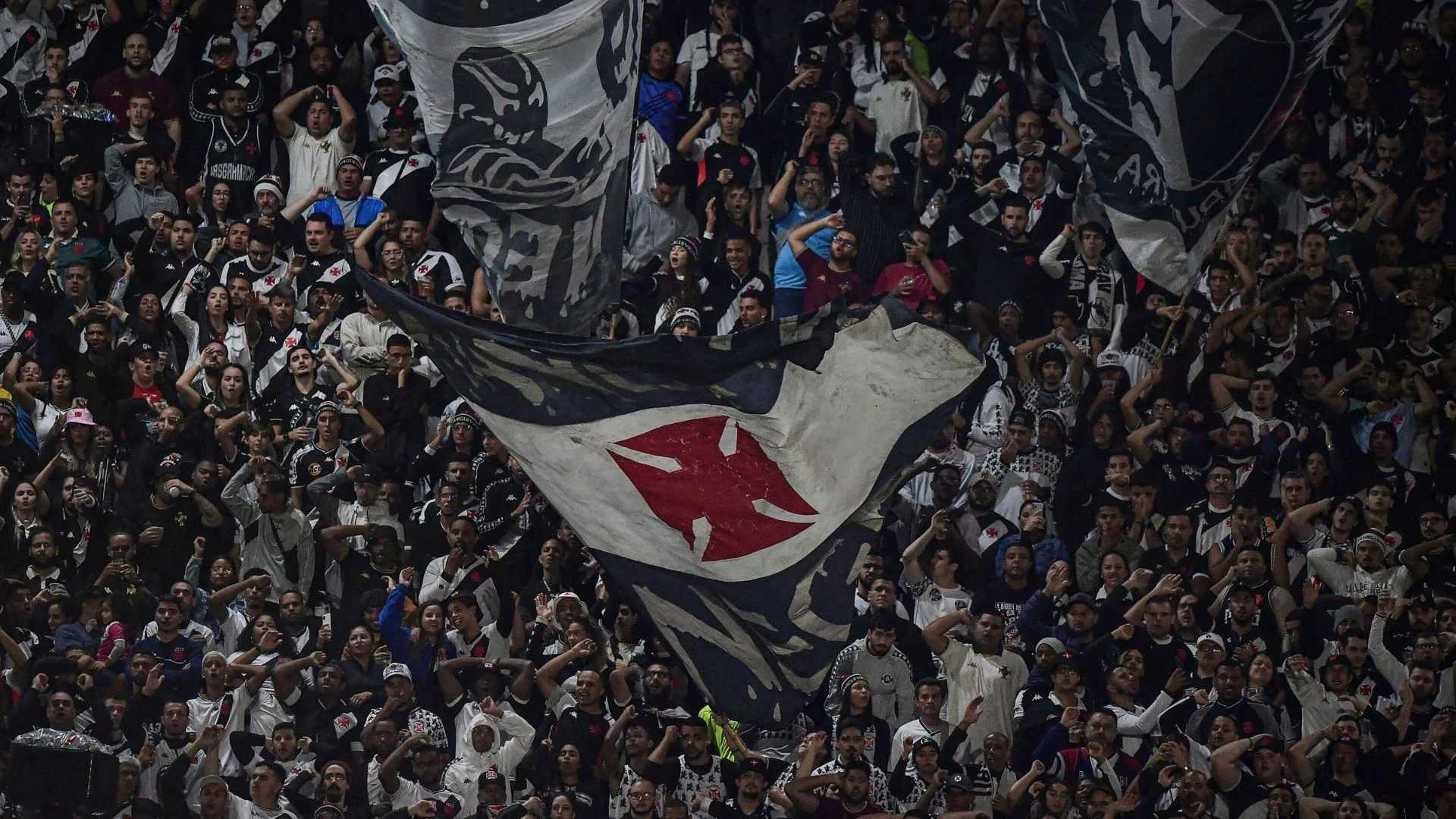 Vasco corre contra o tempo e busca dois novos reforços até o fim da janela de transferências