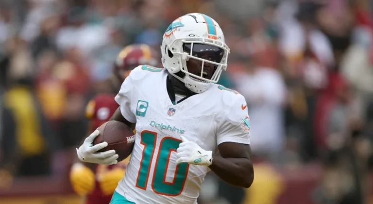 NFL: Dolphins refazem contrato de Tyreek Hill por valor recorde; veja os detalhes