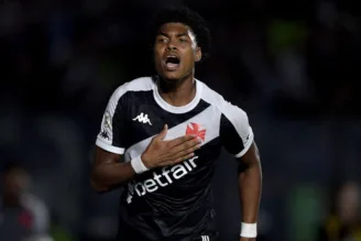 GB comemora gol do Vasco contra o Bragantino