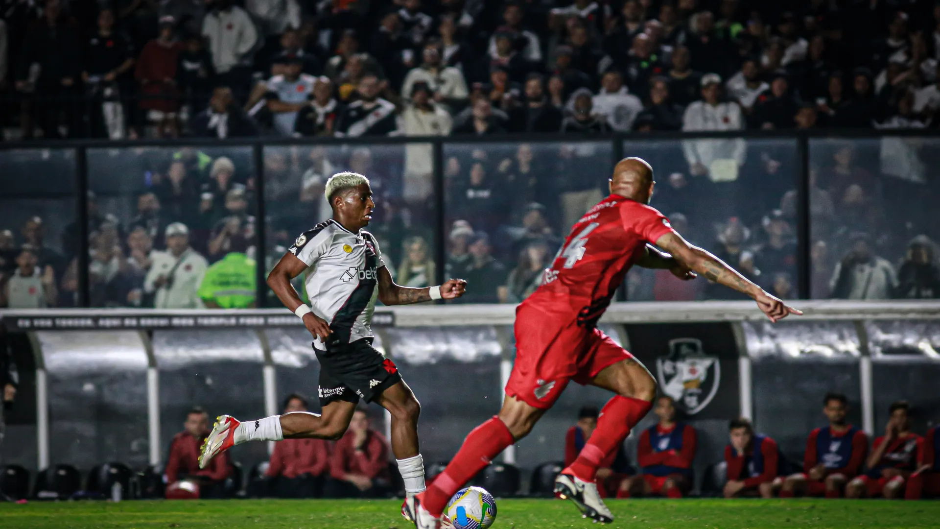 Denílson manda recado a torcedores do Vasco em jogos do Brasileirão: “Oscilam demais”