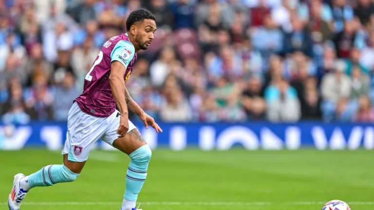 Botafogo se aproxima da contratação de lateral-direito da Premier League