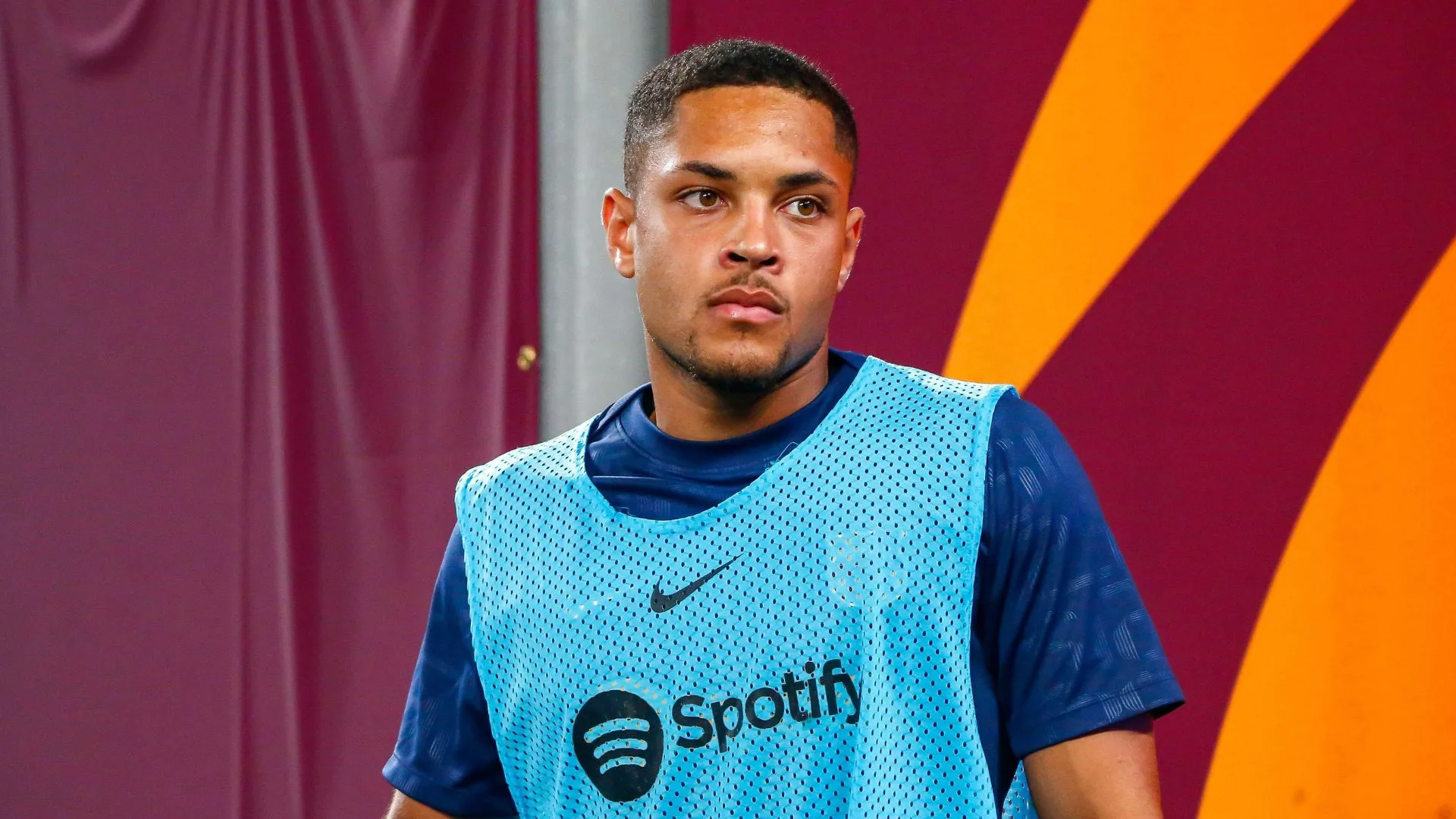 Empresário de Vitor Roque critica tratamento dado pelo Barcelona ao jogador