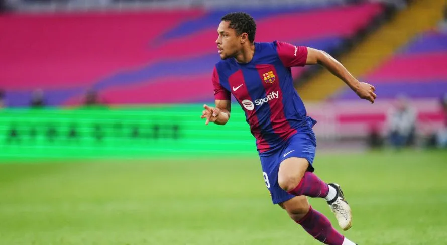 Vitor Roque recebe permissão do Barcelona para negociar saída