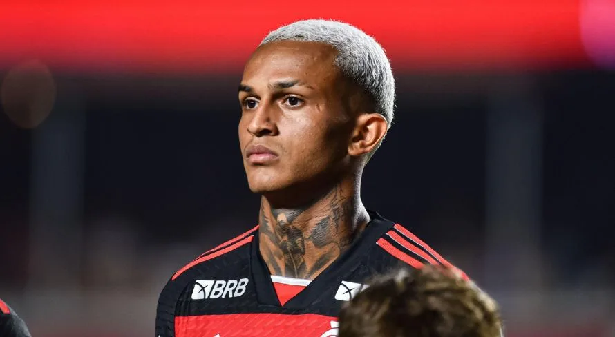 Wesley, lateral do Flamengo, tem carro de mais de R$ 300 mil roubado no Rio de Janeiro