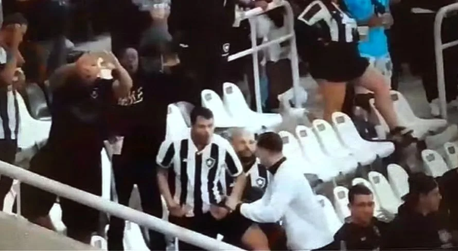 Torcedor do Botafogo é demitido após ato racista no Nilton Santos