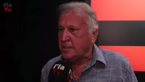 Zico aponta craque “sobrando” no futebol brasileiro hoje: “Deixando na cara do gol”