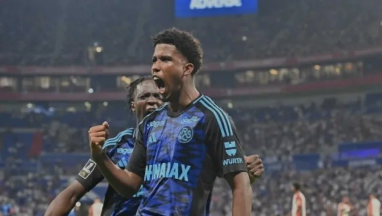 Na França, ex-Vasco brilha em partida do Strasbourg