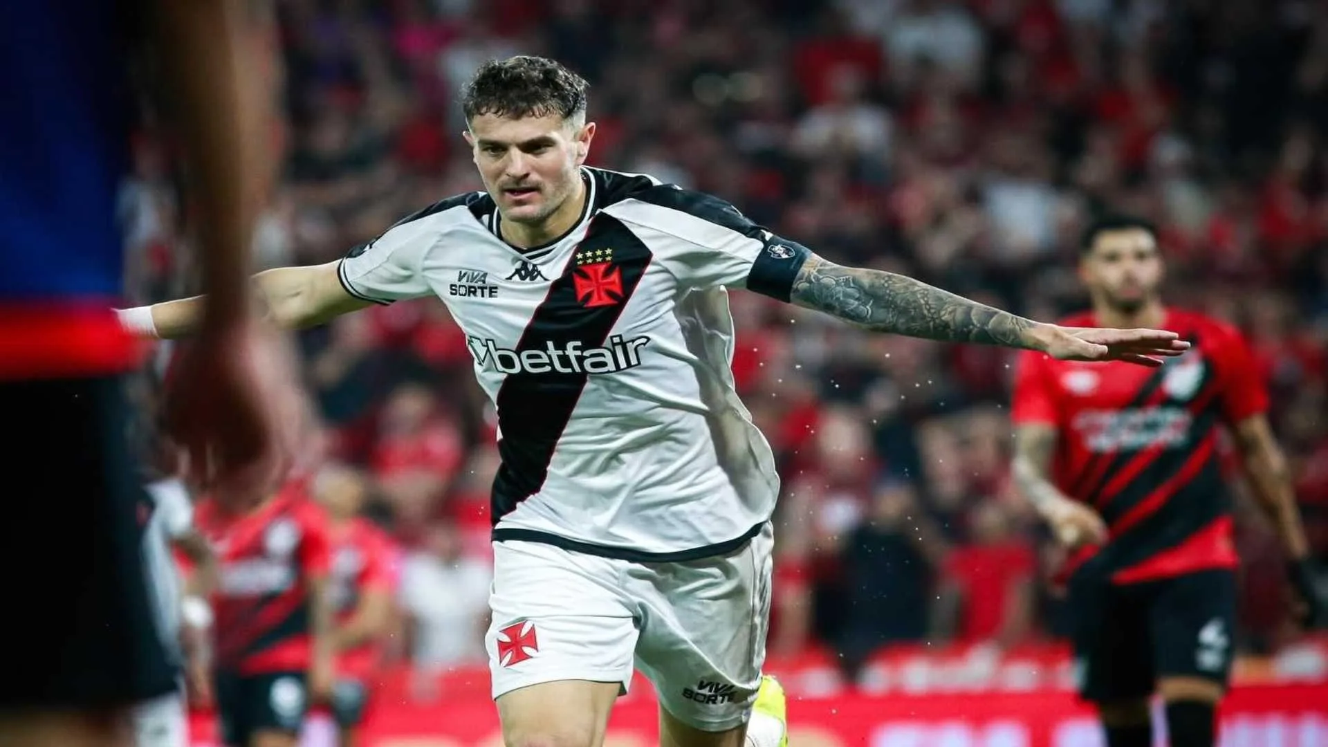 Nos pênaltis, Vasco supera o Athletico-PR e conquista classificação na Copa do Brasil