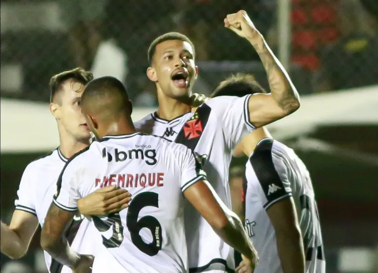Vasco derrota o Vitória e segue em busca do G-6 do Brasileirão