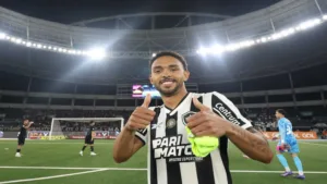 Vitinho exalta torcedores do Botafogo e revela dificuldade em estreia