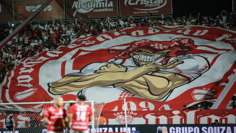 Vila Nova supera a Chapecoense e retorna ao G4 do Brasileirão Série B