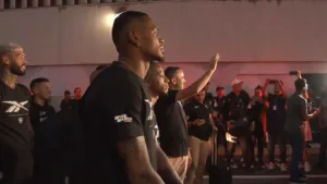 Torcedores apoiam Botafogo em embarque para duelo contra o SPFC