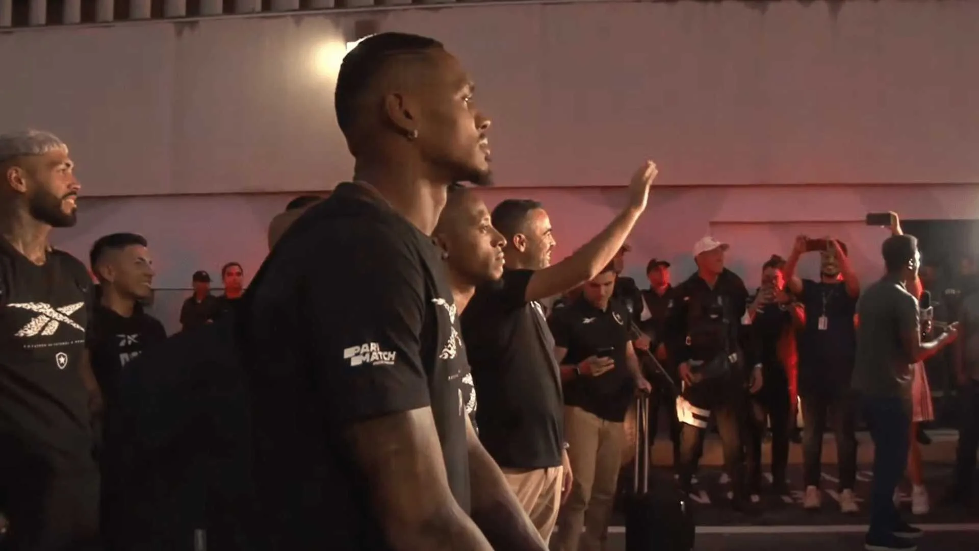 Torcedores apoiam Botafogo em embarque para duelo contra o SPFC