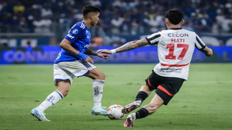 Cruzeiro empata com Libertad na estreia de Diniz e avança na Sul-Americana