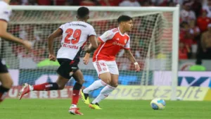 Internacional bate o Vitória e encosta no G4 do Brasileirão