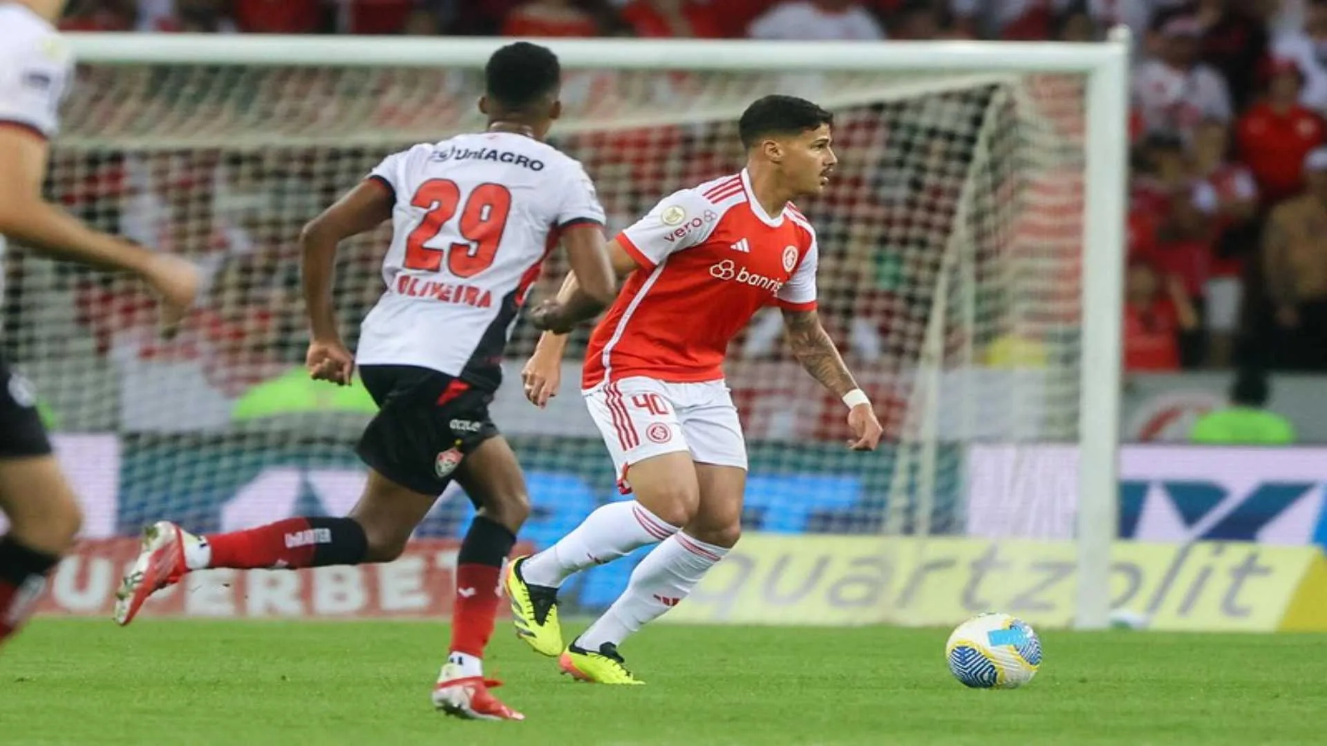 Internacional bate o Vitória e encosta no G4 do Brasileirão