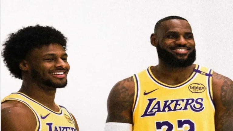 NBA: LeBron posa ao lado do filho com camisa dos Lakers pela primeira vez
