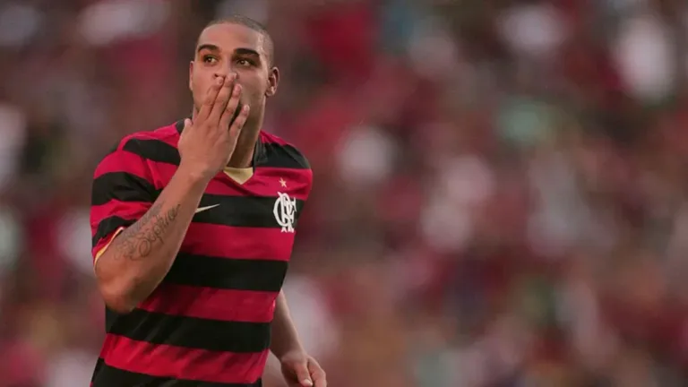 Bernardo Ramos escolhe centroavante melhor do que Adriano Imperador no Flamengo