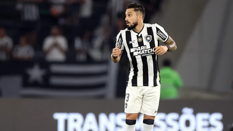 Alex Telles, do Botafogo, elege melhor lateral do futebol brasileiro