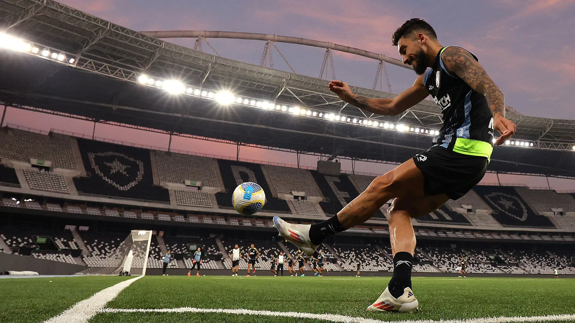 Botafogo adota cautela com Alex Telles, que pode ser titular na Libertadores contra o SPFC