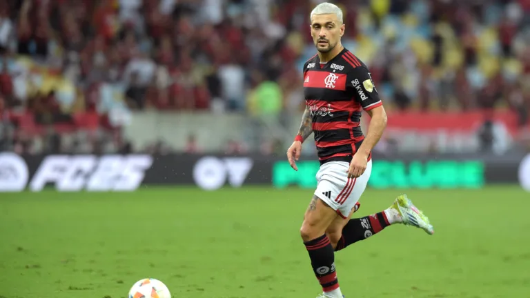 Arrascaeta manda recado aos torcedores do Flamengo após críticas