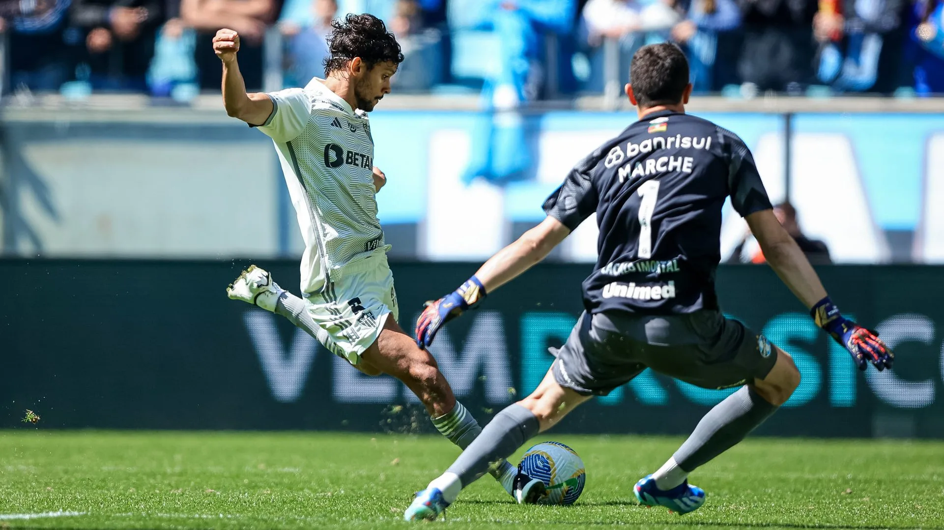 Gremio toma virada incrível nos acréscimos para o Atlético-MG no retorno à Arena