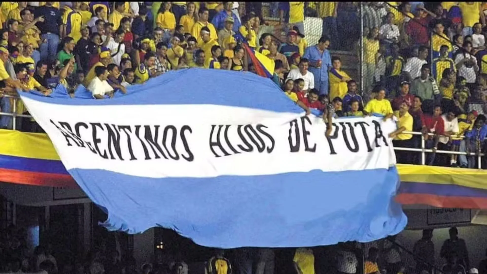 Bandeira com ofensa Colômbia x Argentina