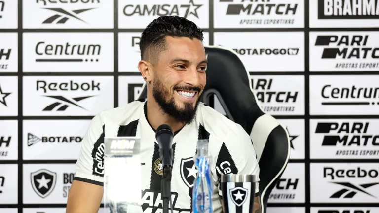 Alex Telles, do Botafogo, detalha saída inesperada do Al-Nassr: “Situação única”
