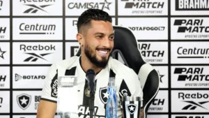 Alex Telles ignora Cristiano Ronaldo e aponta ex-parceiro que gostaria de ver no Botafogo