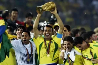 Cafu festeja o pentacampeonato em 2002