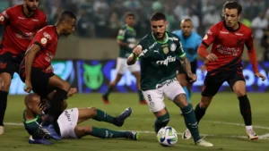 Cicinho surpreende com placar para Athletico x Palmeiras pelo Brasileirão